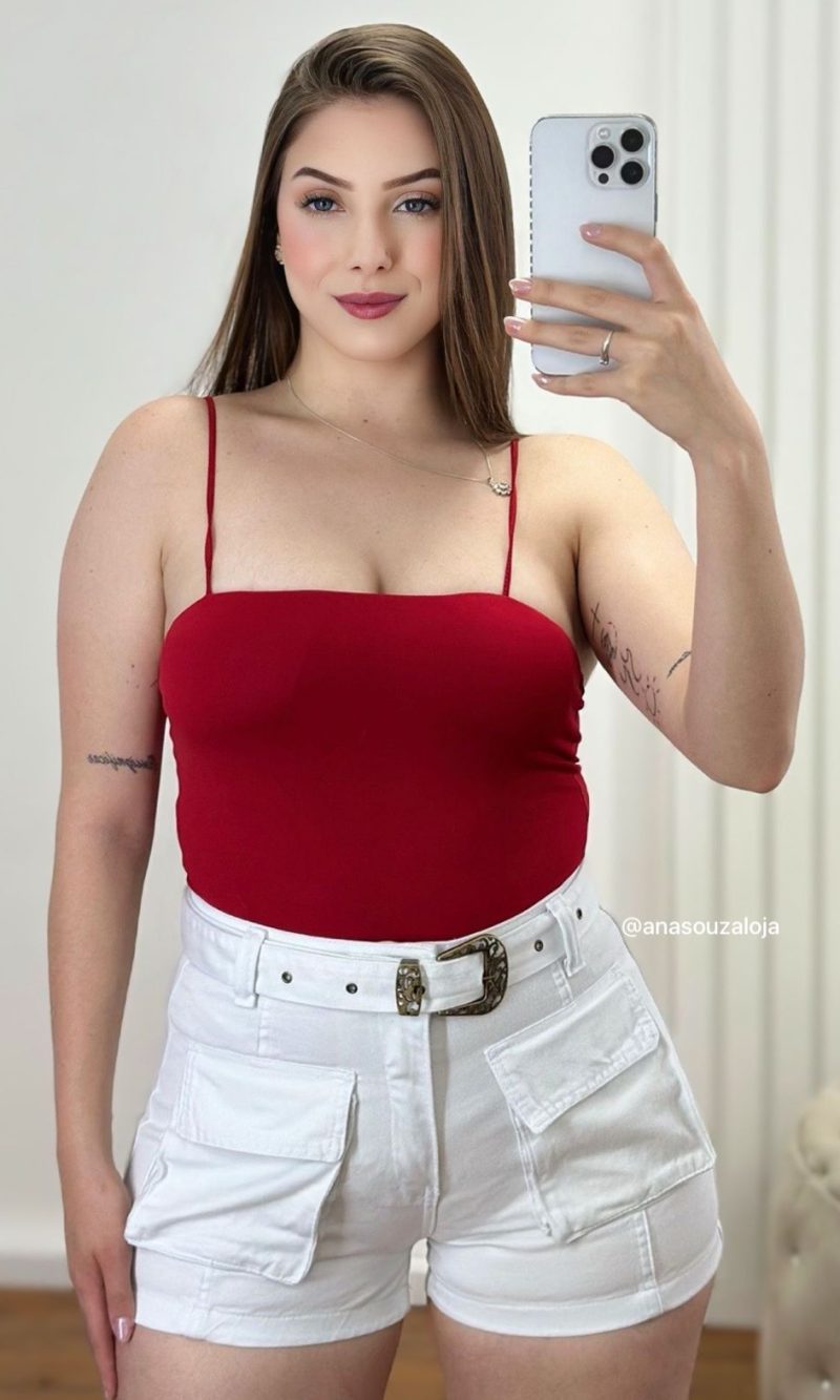 shorts jeans cargo com cinto branco